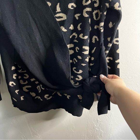 Entro Leopard Print Color Block V-Neck Wrap Sweater - Picture 6 of 8